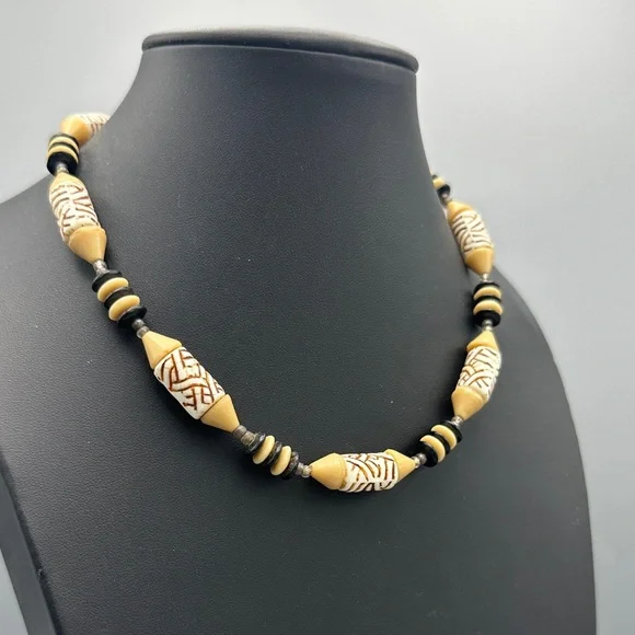 Beaded necklace - Picture 2 of 4